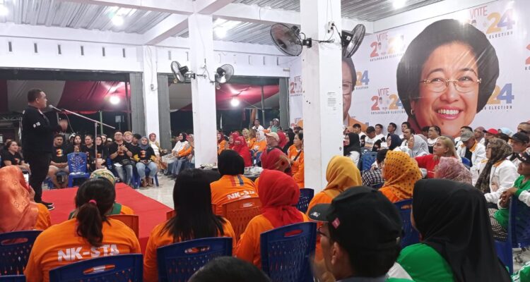 Sekjen DPP Hanura Benny Rhamdani saat menyampaikan orasi politiknya dihadapan para koordinator komunitas pemenangan NKSTA, di Sekretariat Pemenangan NKSTA di Kelurahan Sinindian, Sabtu (26/10/2024). Foto: Erwin Ch Makalunsenge/bolmong.news