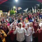 Pasangan Calon Wali Kota dan Wakil Wali Kota Kotamobagu, Nayodo Koerniawan-Sri Tanti Angkara (NK STA) bersama ribuan massa pendukung dalam kampanye dialogis di Kelurahan Matali, Rabu (16/10/2024) malam tadi. Foto: Tim NK-STA