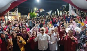 Pasangan Calon Wali Kota dan Wakil Wali Kota Kotamobagu, Nayodo Koerniawan-Sri Tanti Angkara (NK STA) bersama ribuan massa pendukung dalam kampanye dialogis di Kelurahan Matali, Rabu (16/10/2024) malam tadi. Foto: Tim NK-STA