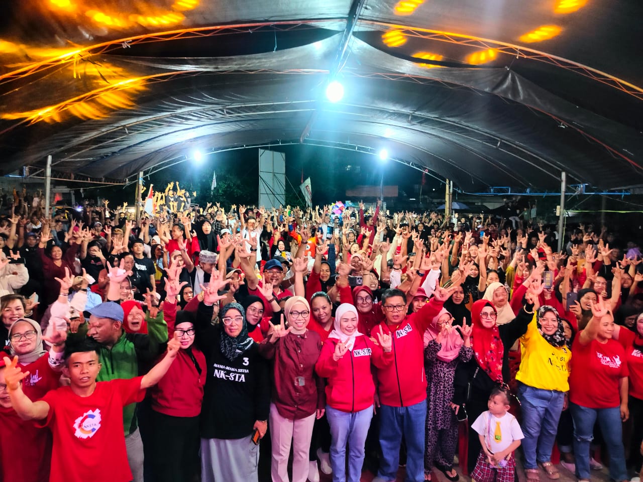 Pasangan Calon Wali Kota dan Wakil Wali Kota, Nayodo Koerniawan-Sri Tanti Angkara bersama anggota DPR RI, Yasti Soepredjo Mokoagow bersama massa pendukung NK-STA dalam Kampanye Dialogis di lorong Talaga RT 15, Kelurahan Gogagoman, Sabtu (12/10/2024). Foto: Erwin Ch Makalunsenge/Bolmong.News