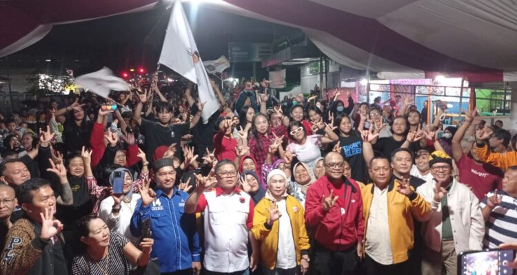 Tampak calon wali kota dan wakil wali kota Nayodo Koerniawan-Sri Tanti Angkara dan para pimpinan Partai bersama ribuan warga Kotobangon yang hadir dalam acara kampanye dialogis, Selasa (1/10/2024). Foto: Erwin Ch Makalunsenge/bolmong.news