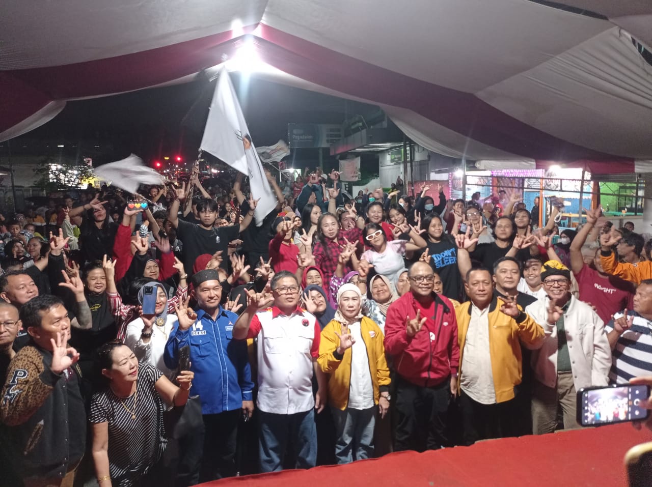 Tampak calon wali kota dan wakil wali kota Nayodo Koerniawan-Sri Tanti Angkara dan para pimpinan Partai bersama ribuan warga Kotobangon yang hadir dalam acara kampanye dialogis, Selasa (1/10/2024). Foto: Erwin Ch Makalunsenge/bolmong.news