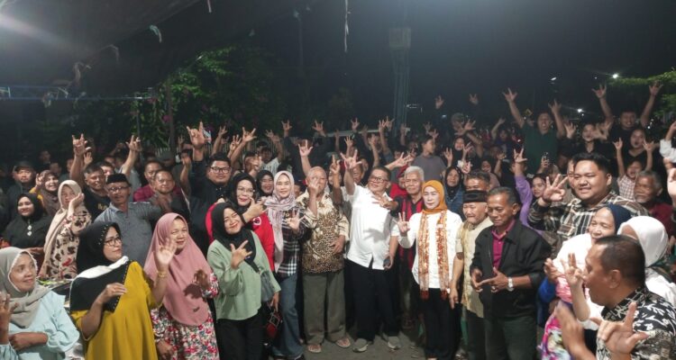 Tampak Pasangan Calon Wali Kota dan Wakil Wali Kota, Nayodo Koerniawan-Sri Tanti Angkara bersama warga Desa Bilalang Dua, pada kampanye dialogis, Senin (30/9/2024). Foto: dok/Tim NKSTA.