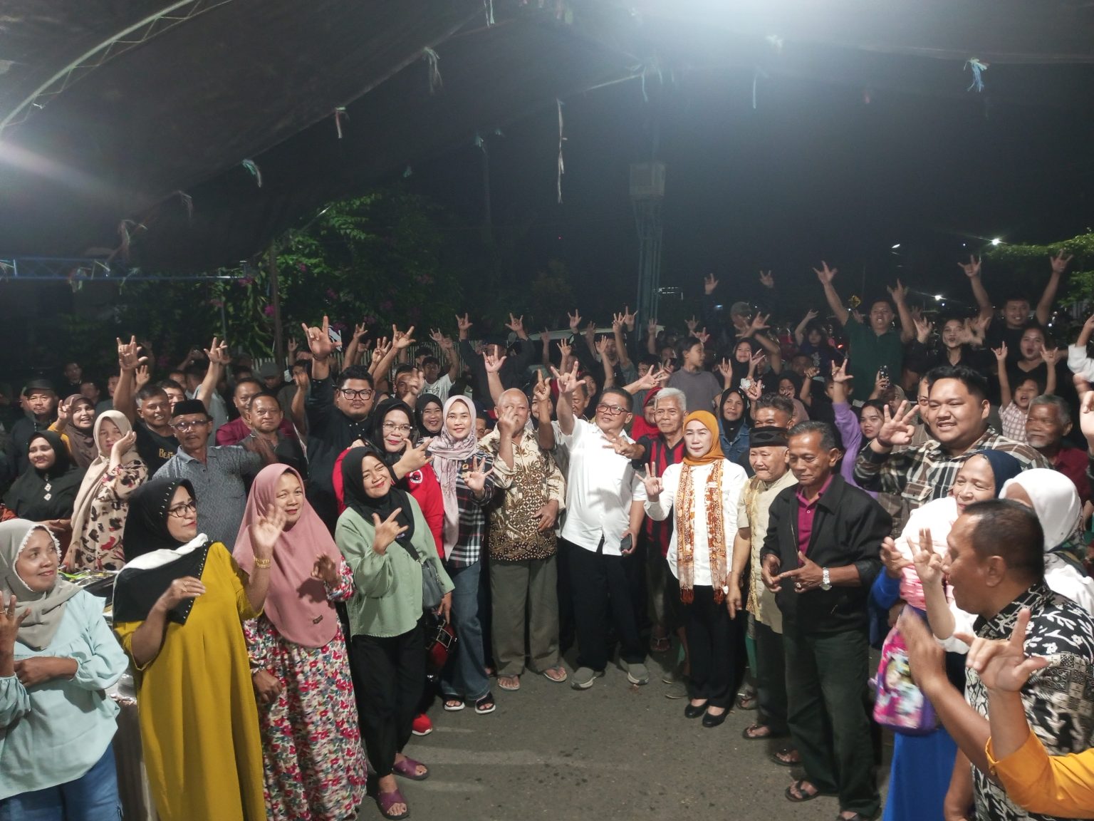 Tampak Pasangan Calon Wali Kota dan Wakil Wali Kota, Nayodo Koerniawan-Sri Tanti Angkara bersama warga Desa Bilalang Dua, pada kampanye dialogis, Senin (30/9/2024). Foto: dok/Tim NKSTA.