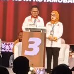 Pasangan calon wali kota dan wakil wali kota Kotamobagu, Nayodo Koerniawan-Sri Tanti Angkara (NKSTA) dalam debat kandidat, di Hotel Sutan Raja Kotamobagu, Sabtu (19/10/2024). Foto: Erwin Ch Makalunsenge/bolmong.news