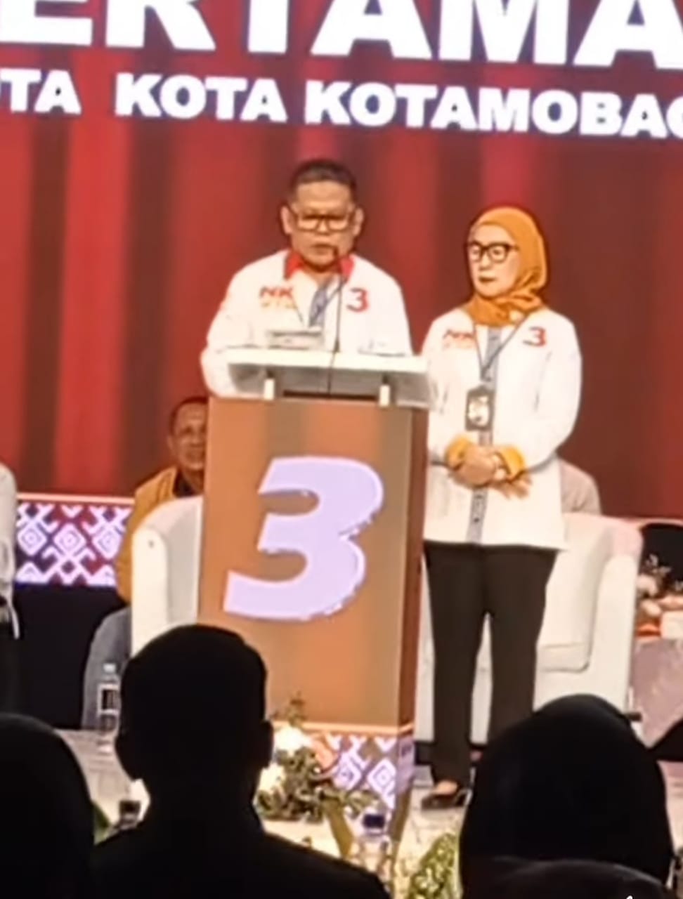 Pasangan calon wali kota dan wakil wali kota Kotamobagu, Nayodo Koerniawan-Sri Tanti Angkara (NKSTA) dalam debat kandidat, di Hotel Sutan Raja Kotamobagu, Sabtu (19/10/2024). Foto: Erwin Ch Makalunsenge/bolmong.news