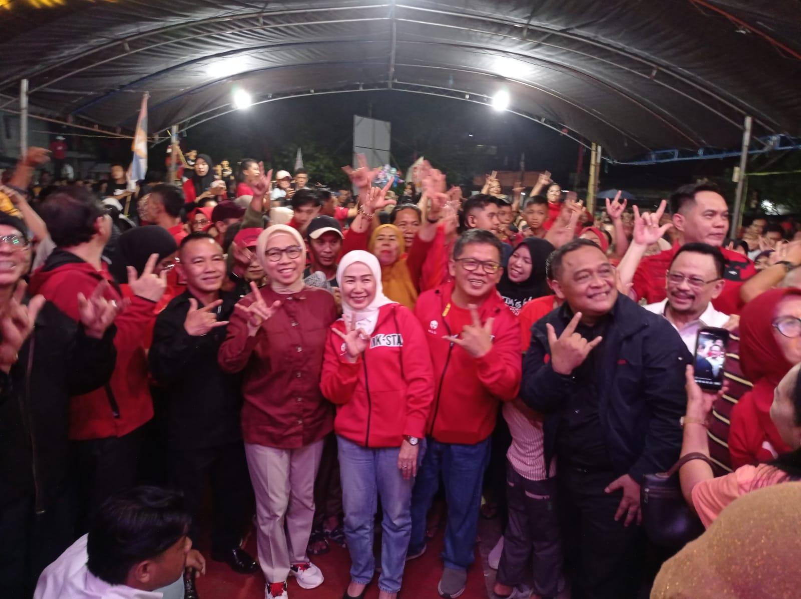 Pasangan Calon Wali Kota dan Wakil Wali Kota, Nayodo Koerniawan-Sri Tanti Angkara bersama anggota DPR RI, Yasti Soepredjo Mokoagow, Sekjen DPP Hanura, Benny Rhamdani, Mantan Wali Kota Kotamobagu, Djelantik Mokodompit, anggota DPRD Kotamobagu, pimpina Parpol bersama massa pendukung NK-STA dalam Kampanye Dialogis di lorong Talaga RT 15, Kelurahan Gogagoman, Sabtu (12/10/2024). Foto: Erwin Ch Makalunsenge/Bolmong.News