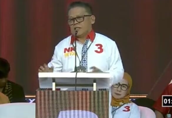 Calon Wali Kota Kotamoagu Nayodo Koerniawan dalam debat kandidat, di Hotel Sutan Raja Kotamobagu, Sabtu (19/10/2024). Foto: tangkapan layar live streaming KPU Kotamobagu.