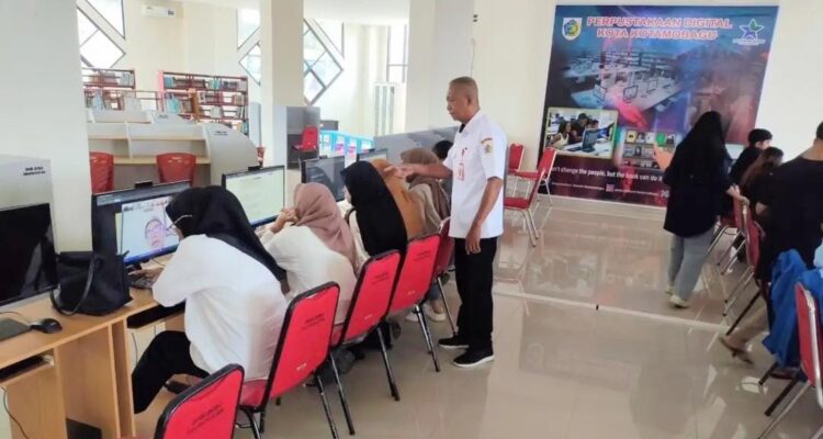 Dukungan Fasilitas Digital, Perpustakaan Kotamobagu Jadi Pilihan Utama Pelajar. Foto: Nindy Pobela/bolmong.news