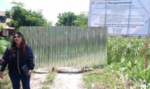 Tampak Franziska Runturambi, selaku kuasa hukum ahli waris Dr Mokoginta Cs berada di lokasi pemagaran di tanah sengketa, RT 25 Kelurahan Gogagoman. Foto: Erwin Ch Makalunsenge/bolmong.news