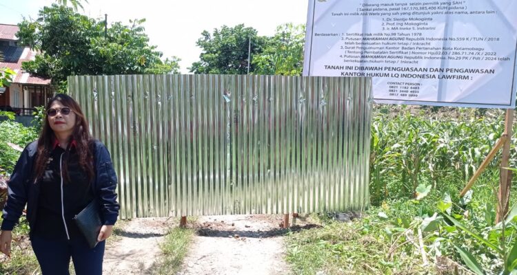 Tampak Franziska Runturambi, selaku kuasa hukum ahli waris Dr Mokoginta Cs berada di lokasi pemagaran di tanah sengketa, RT 25 Kelurahan Gogagoman. Foto: Erwin Ch Makalunsenge/bolmong.news