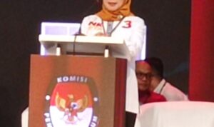 Calon wakil wali kota Kotamobagu, Sri Tanti Angkara saat debat kandidat, di Hotel Sutan Raja Kotamobagu, Sabtu (19/10/2024). Foto: Tim NK STA