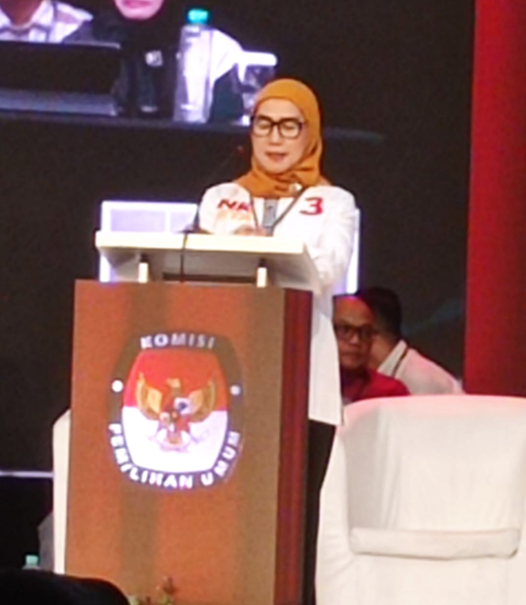 Calon wakil wali kota Kotamobagu, Sri Tanti Angkara saat debat kandidat, di Hotel Sutan Raja Kotamobagu, Sabtu (19/10/2024). Foto: Tim NK STA