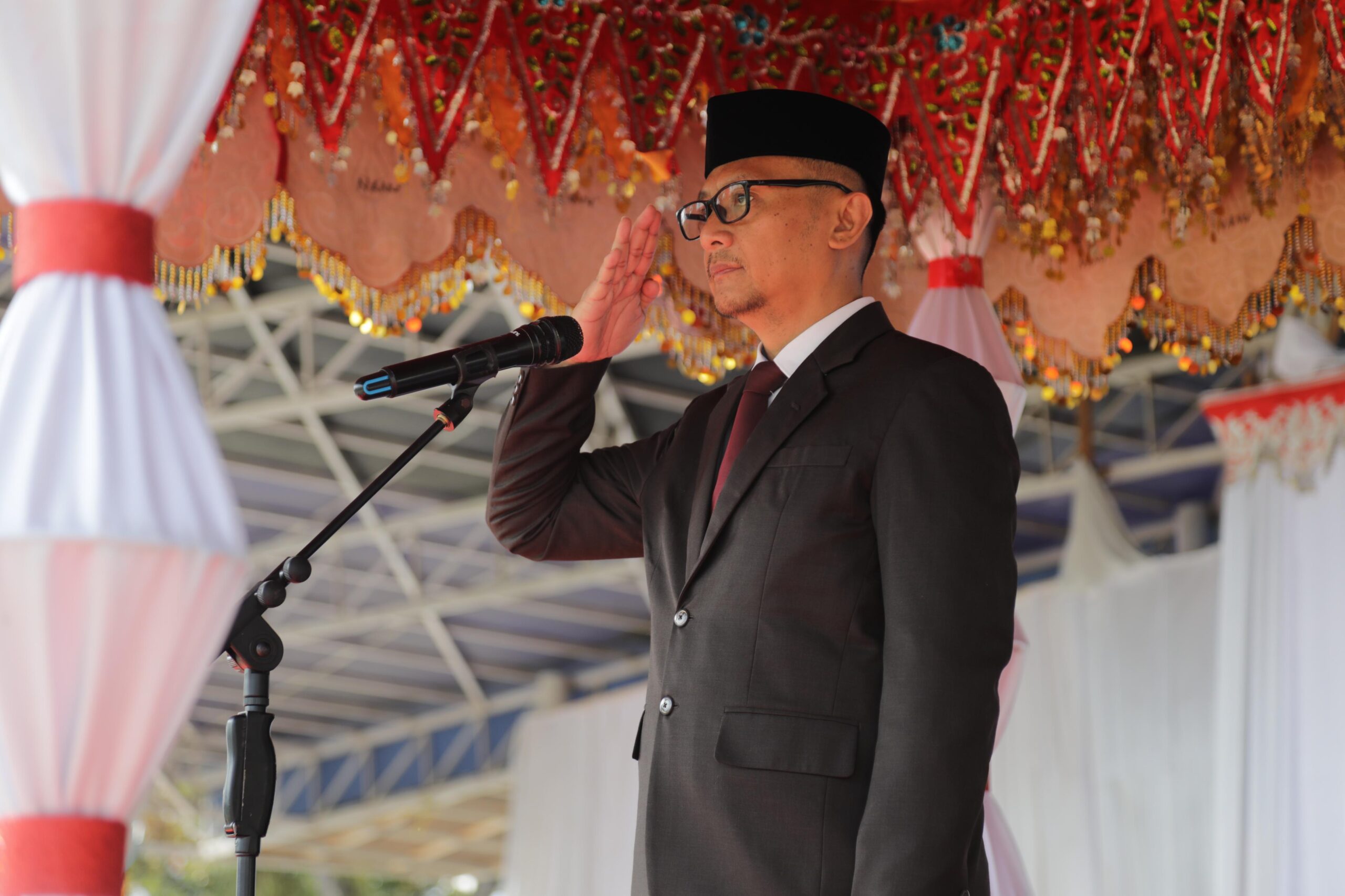 Sekda Kotamobagu, Sofyan Mokoginta saat memimpin upacara peringatan Hari Kesaktian Pancasila. Foto: Nindy Pobela/bolmong.news