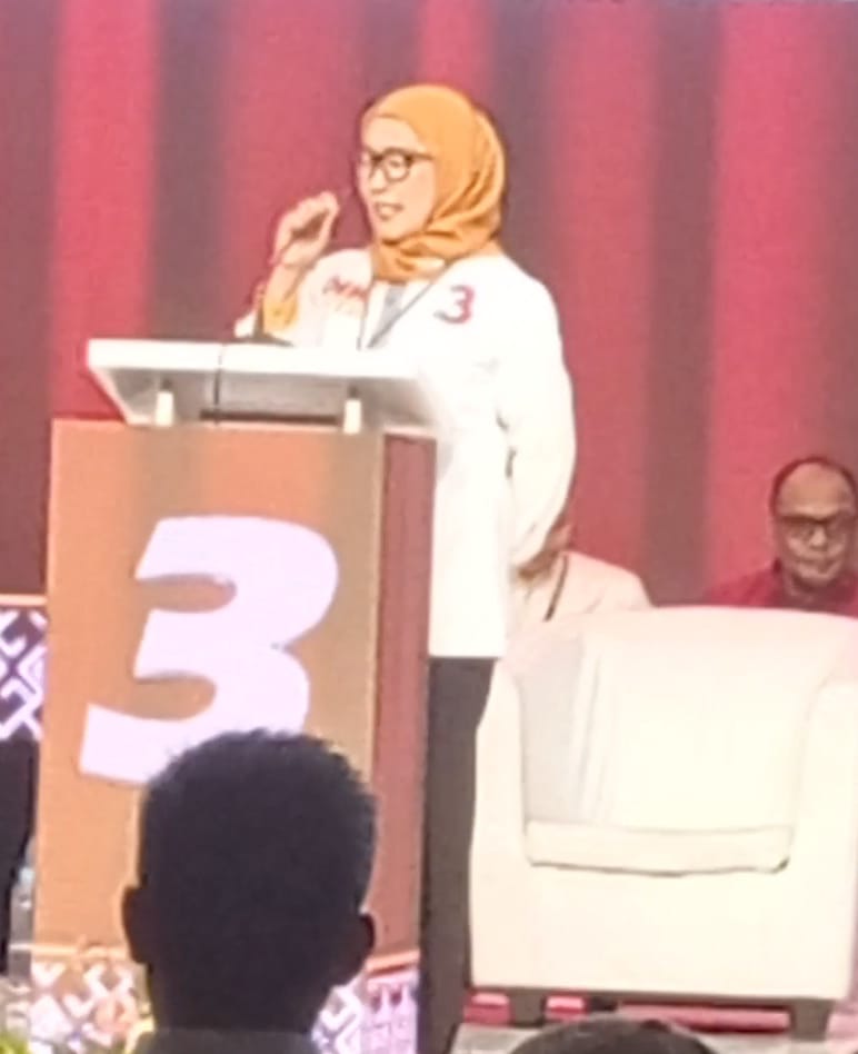 Calon wakil wali kota Kotamobagu, Sri Tanti Angkara dalam debat kandidat, di Hotel Sutan Raja Kotamobagu, Sabtu (19/10/2024). Foto: Erwin Ch Makalunsenge/bolmong.news