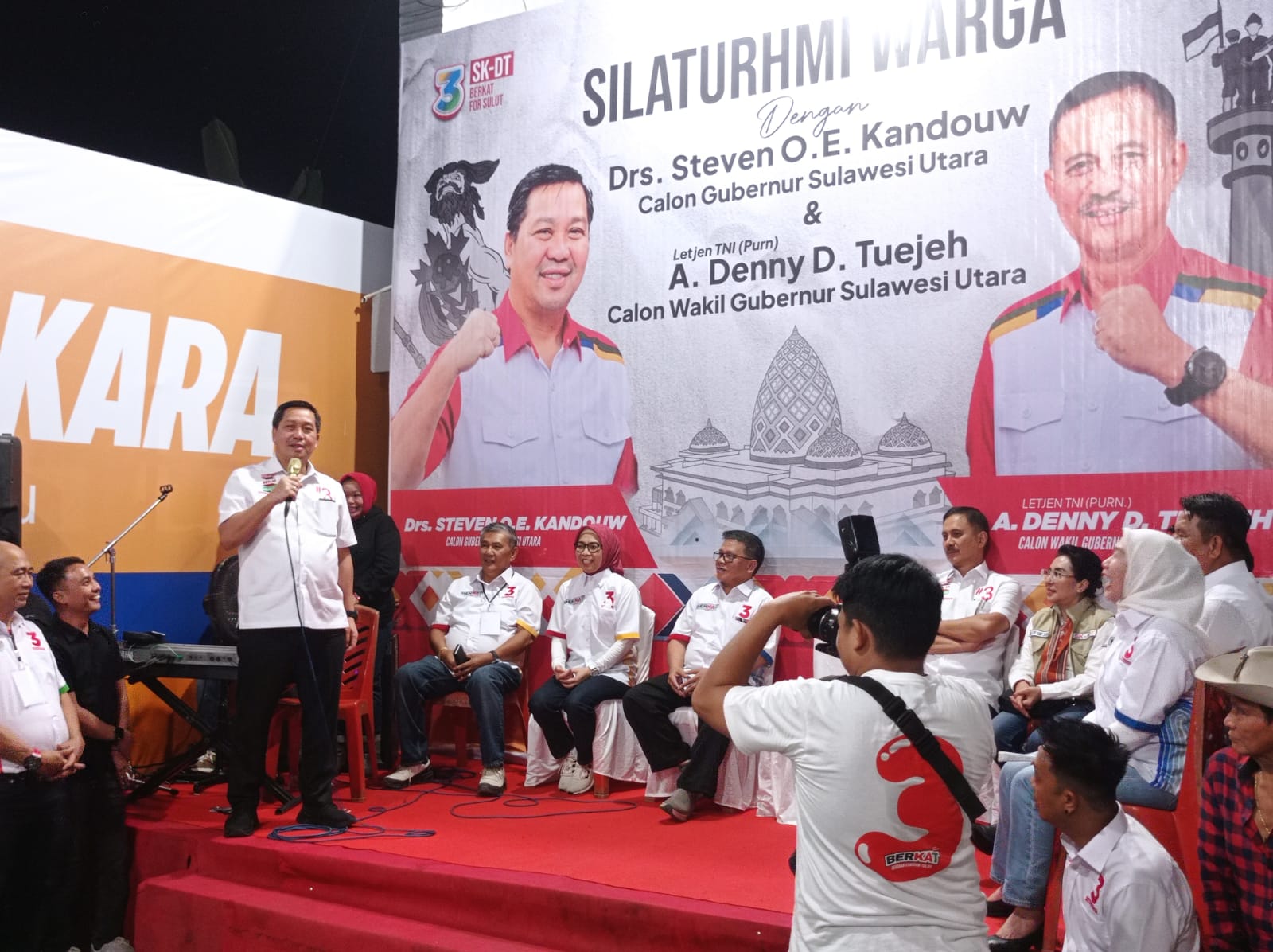 Calon gubernur Sulut, Steven Kandouw dalam acara silaturahmi di kediaman calon wakil wali kota Kotamobagu, Sri Tanti Angkara, di Desa Poyowa Besar Kecamatan Kotamobagu Selatan, Rabu (9/10/2024). Foto: Erwin Ch Makalunsenge/bolmong/.news