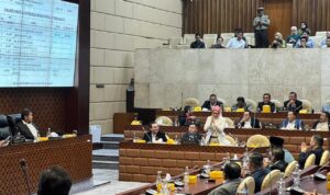 Tampak anggota DPR RI Yasti Soepredjo Mokoagow sedang berdiri memberikan salam kepada pimpinan rapat dalam sidang paripurna, Selasa (22/10/2024). Foto: dok/bolmong.news