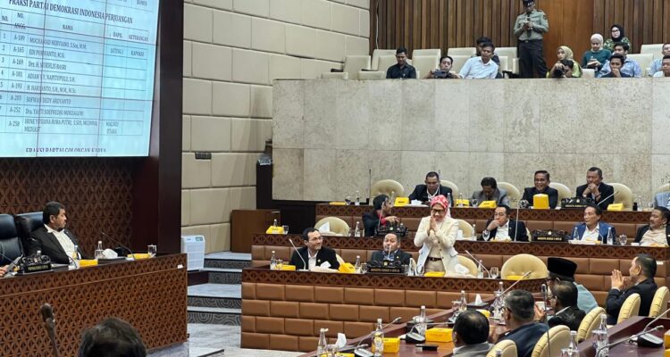 Tampak anggota DPR RI Yasti Soepredjo Mokoagow sedang berdiri memberikan salam kepada pimpinan rapat dalam sidang paripurna, Selasa (22/10/2024). Foto: dok/bolmong.news