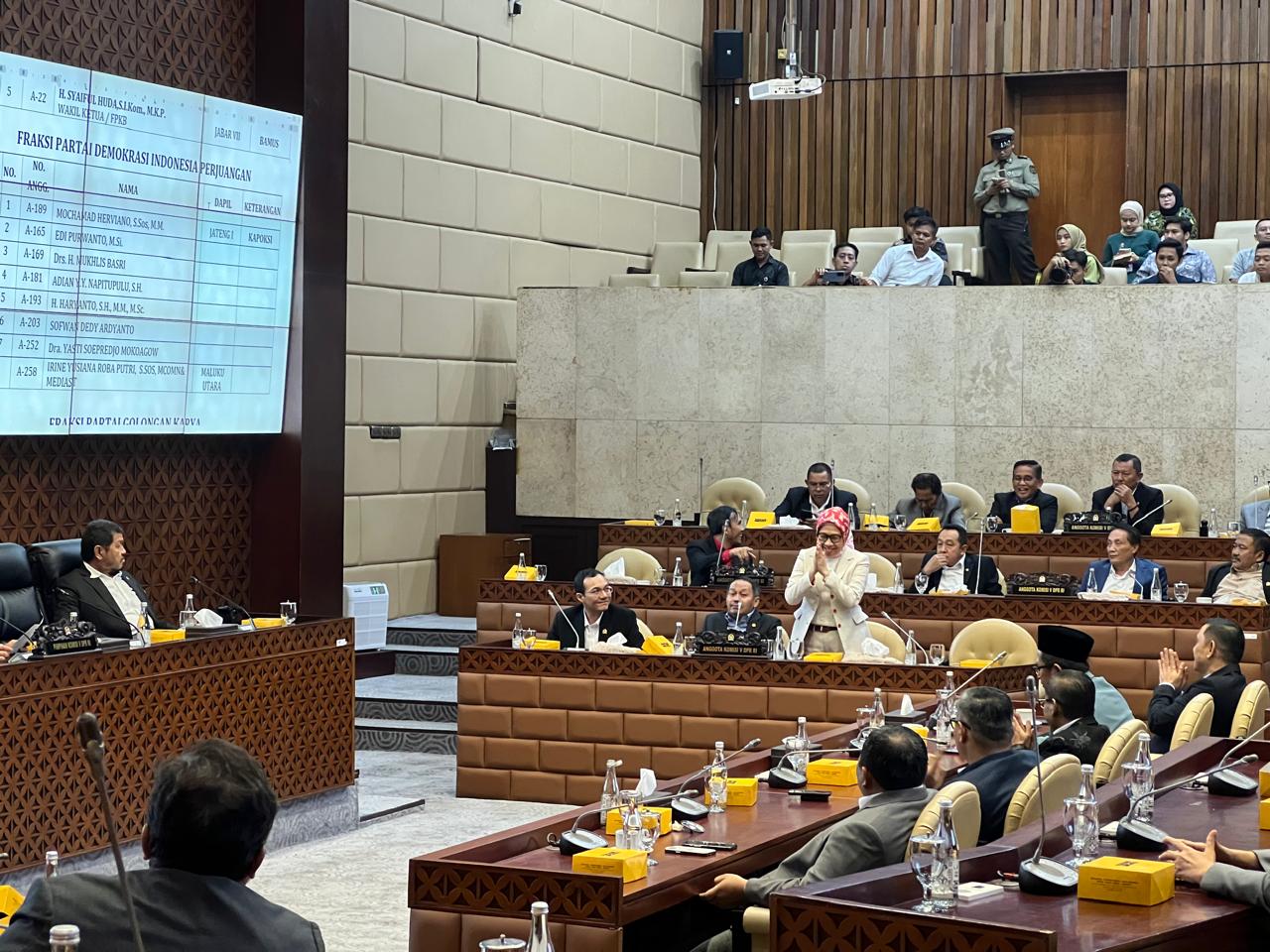 Tampak anggota DPR RI Yasti Soepredjo Mokoagow sedang berdiri memberikan salam kepada pimpinan rapat dalam sidang paripurna, Selasa (22/10/2024). Foto: dok/bolmong.news