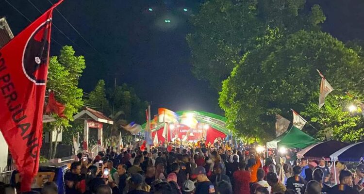 Tampak massa pendukung NK-STA membludak di Kampanye Diaologis, di Kelurahan Mogolaing, Minggu (3/11/2024) malam. Foto: Tim NK STA