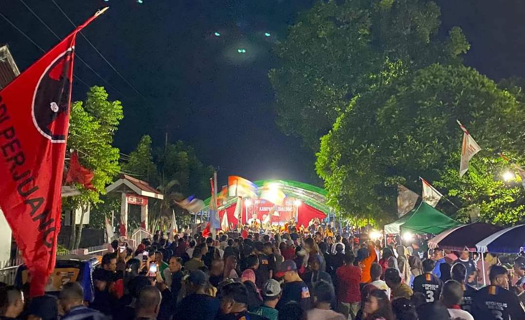 Tampak massa pendukung NK-STA membludak di Kampanye Diaologis, di Kelurahan Mogolaing, Minggu (3/11/2024) malam. Foto: Tim NK STA