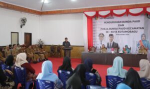 Pj Wali Kota Kotamobagu, Abdullah Mokoginta, saat memberikan sambutan pada acara pengukuhan Bunda PAUD dan Pokja PAUD Kecamatan se-Kota Kotamobagu, di Aula Rumah Dinas Wali Kota, Senin (11/11/2024). Foto: Nindy Pobela/Bolmong.news