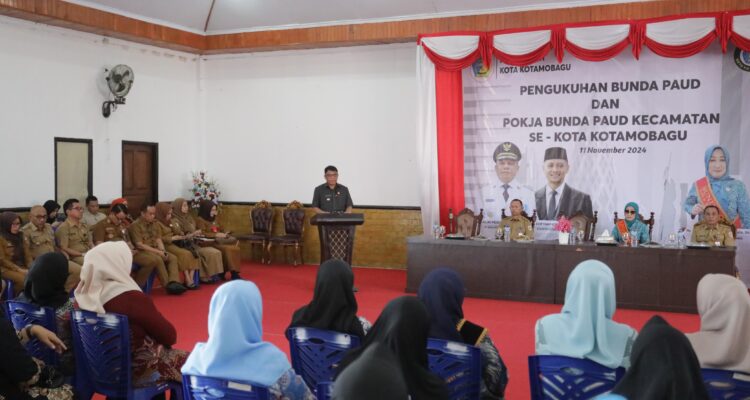 Pj Wali Kota Kotamobagu, Abdullah Mokoginta, saat memberikan sambutan pada acara pengukuhan Bunda PAUD dan Pokja PAUD Kecamatan se-Kota Kotamobagu, di Aula Rumah Dinas Wali Kota, Senin (11/11/2024). Foto: Nindy Pobela/Bolmong.news