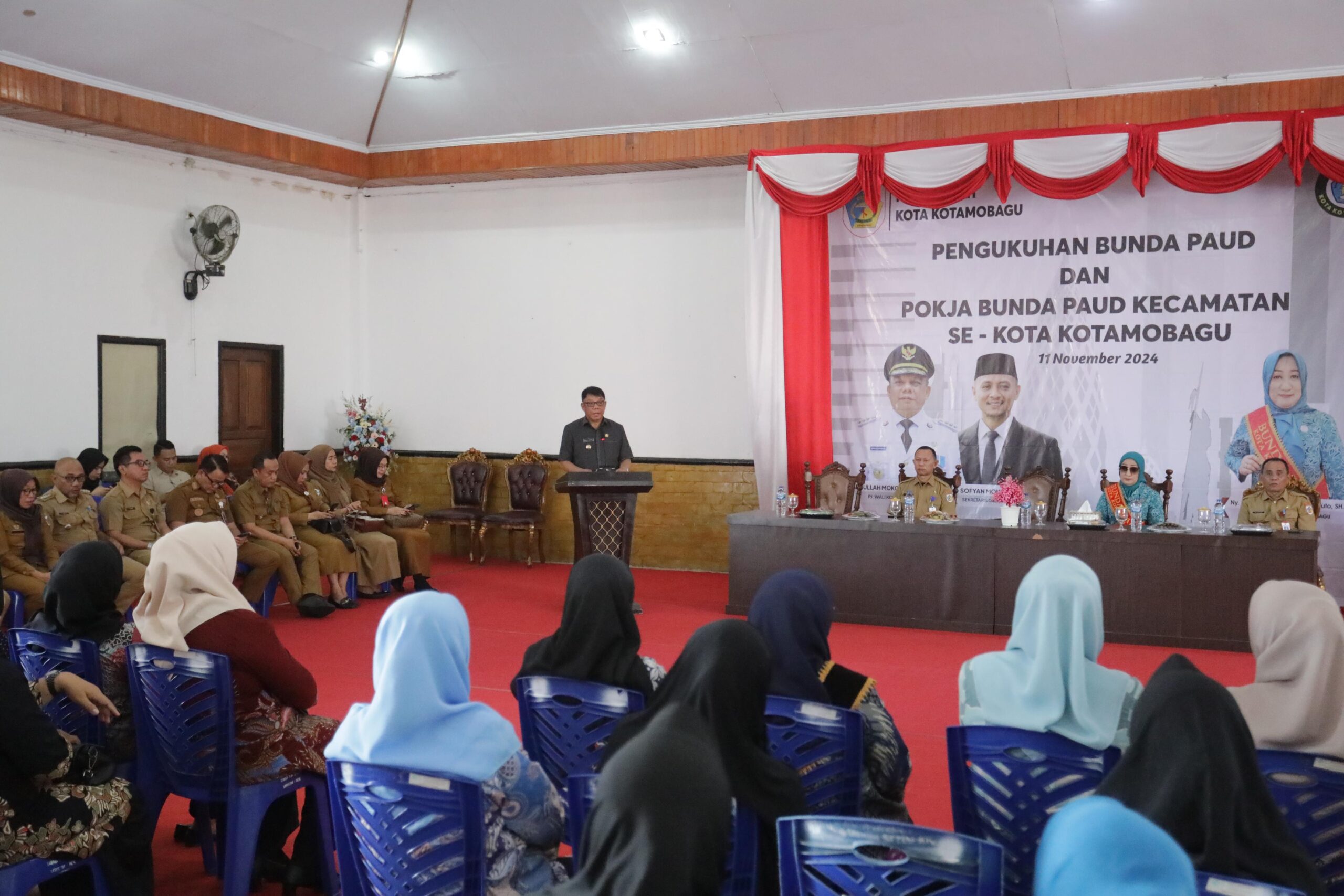 Pj Wali Kota Kotamobagu, Abdullah Mokoginta, saat memberikan sambutan pada acara pengukuhan Bunda PAUD dan Pokja PAUD Kecamatan se-Kota Kotamobagu, di Aula Rumah Dinas Wali Kota, Senin (11/11/2024). Foto: Nindy Pobela/Bolmong.news