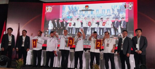 KPU Bolmong gelar pengundian nomor urut paslon Pilkada Bolmong 2024, Gedung Convention Hall Yadika, Kopandakan II, Kecamatan Lolayan, Kabupaten Bolaang Mongondow (Bolmong), Senin 23 September 2024, siang.(foto.yudi/bolmong.news)