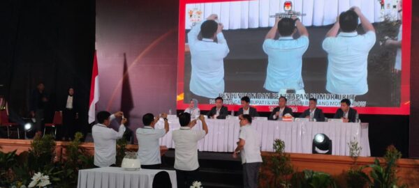 KPU Bolmong gelar pengundian nomor urut paslon Pilkada Bolmong 2024, Gedung Convention Hall Yadika, Kopandakan II, Kecamatan Lolayan, Kabupaten Bolaang Mongondow (Bolmong), Senin 23 September 2024, siang.(foto.yudi/bolmong.news)