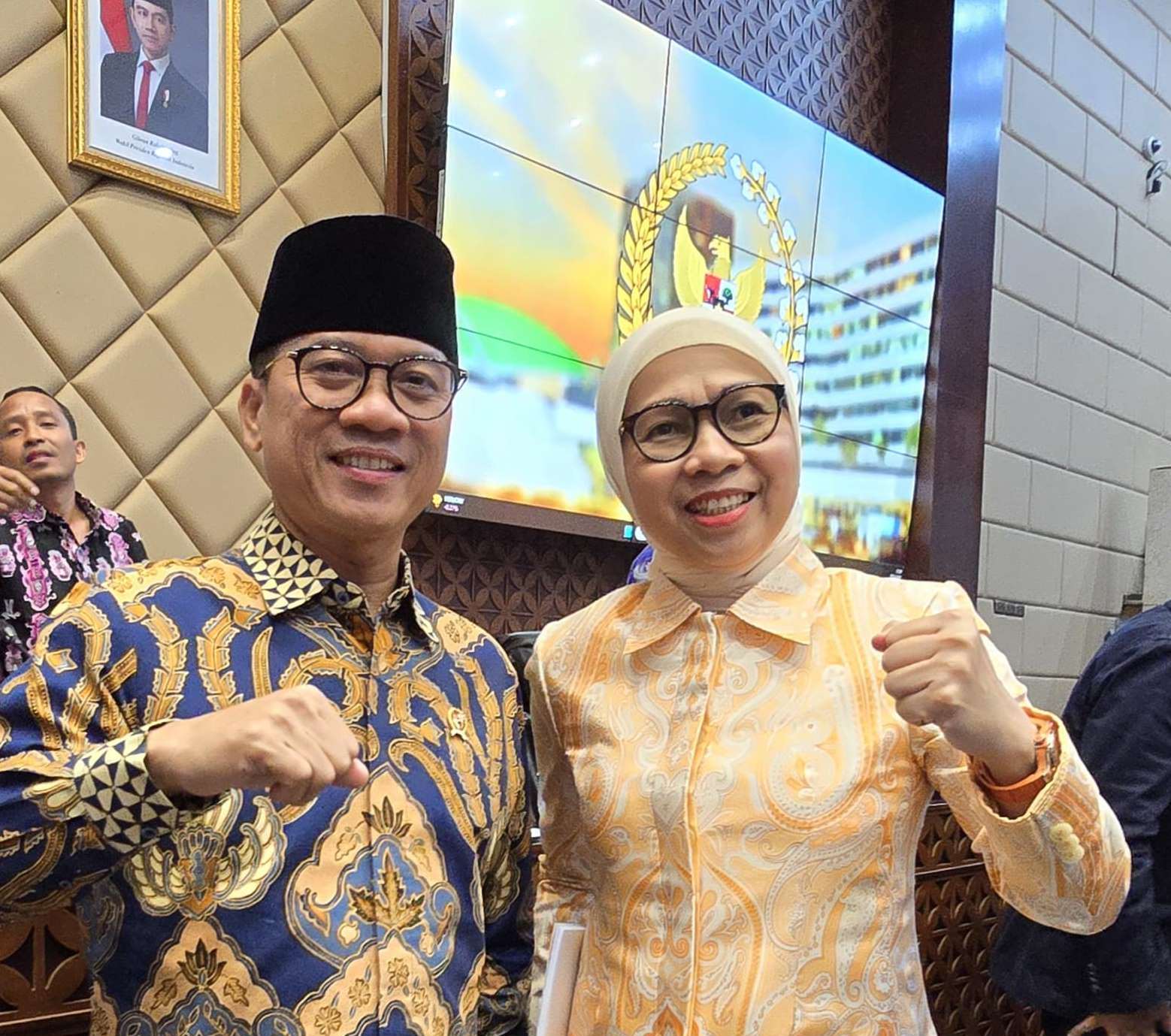 Menteri Desa PDT Yandri Susanto bersama Anggota Komisi V DPR RI, Yasti Soepredjo Mokoagow. Foto: dok/bolmong.news