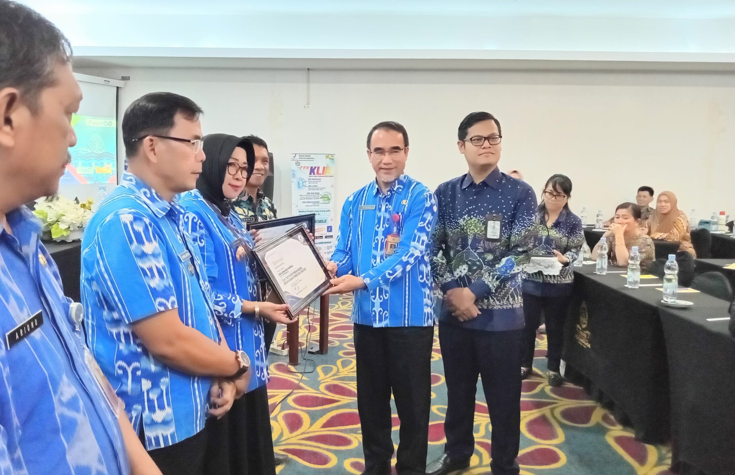 Badan Pengawas Obat dan Makanan (BPOM) Manado menggelar kegiatan monitoring dan evaluasi untuk memperkuat keamanan pangan di Kota Kotamobagu, bertempat di Hotel Sutan Raja, Kamis (7/11/2024). Foto: Nindy Pobela/bolmong.news