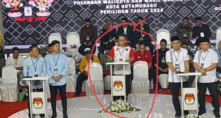 Tampak letak podium Paslon Nomor urut 3, NK-STA dalam debat ketiga berada di belakang. Sementara dua paslon lainnya berada di depan. Foto: dok/bolmong.news