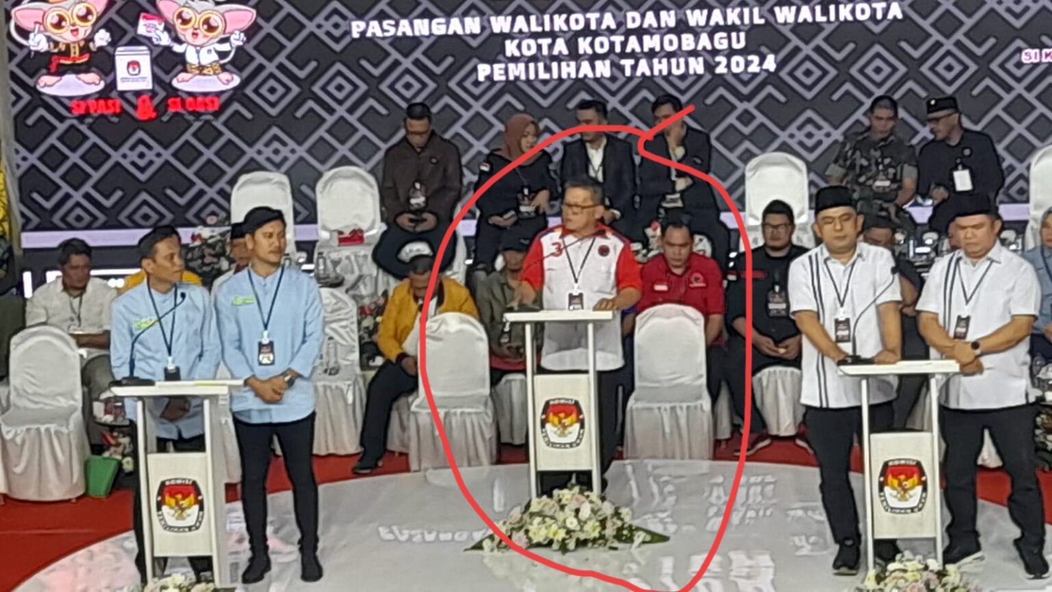 Tampak letak podium Paslon Nomor urut 3, NK-STA dalam debat ketiga berada di belakang. Sementara dua paslon lainnya berada di depan. Foto: dok/bolmong.news