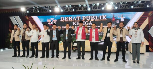 Momen foto bersama para Komisioner KPU Bolmong dan ketiga Paslon di debat terakhir Calon Bupati dan Wakil Bupati Bolmong, di Sutan Raja Hotel Kotamobagu, Senin 18 November 2024. (foto.yudi/bolmong.news)