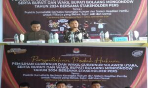 Komisioner KPU Bolmong Yohanes D Tumengkol sat membuka kegiatan sosialisasi Penyuluhan Produk Hukum Pemilukada 2024, di TCW Cafe Bintang, Kelurahan Mongkonai Barat, Kecamatan Kotamobagu Barat, Kota Kotamobagu, Sabtu 23 November 2024.(foto.yudi/bolmong.news)