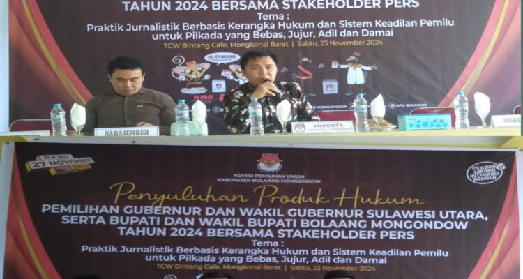 Komisioner KPU Bolmong Yohanes D Tumengkol sat membuka kegiatan sosialisasi Penyuluhan Produk Hukum Pemilukada 2024, di TCW Cafe Bintang, Kelurahan Mongkonai Barat, Kecamatan Kotamobagu Barat, Kota Kotamobagu, Sabtu 23 November 2024.(foto.yudi/bolmong.news)