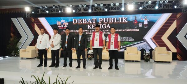 Momen foto bersama Ketiga Paslon di debat terakhir Calon Bupati dan Wakil Bupati Bolmong, di Sutan Raja Hotel Kotamobagu, Senin 18 November 2024. (foto.yudi/bolmong.news)