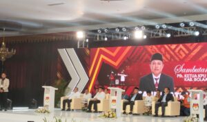 Plh Ketua KPU Bolmong Sandi S Dama, saat pidato sekaligus membuka debat ketiga Calon Bupati dan Wakil Bupati Bolmong, di Sutan Raja Hotel Kotamobagu, Senin 18 November 2024. (foto.yudi/bolmong.news)