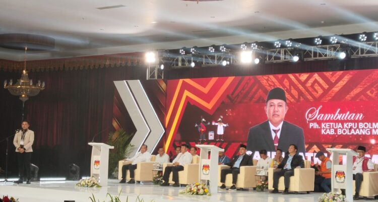 Plh Ketua KPU Bolmong Sandi S Dama, saat pidato sekaligus membuka debat ketiga Calon Bupati dan Wakil Bupati Bolmong, di Sutan Raja Hotel Kotamobagu, Senin 18 November 2024. (foto.yudi/bolmong.news)