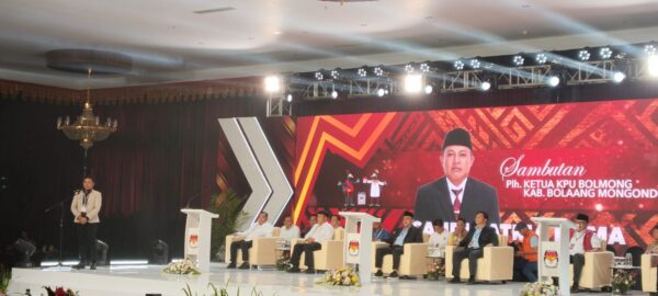 Plh Ketua KPU Bolmong Sandi S Dama, saat pidato sekaligus membuka debat ketiga Calon Bupati dan Wakil Bupati Bolmong, di Sutan Raja Hotel Kotamobagu, Senin 18 November 2024. (foto.yudi/bolmong.news)