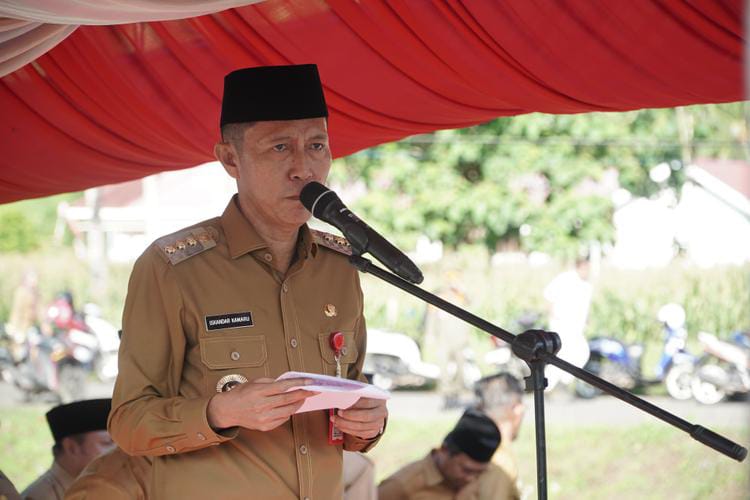 Bupati Bolsel, Iskandar Kamaru saat memimpin apel perdana tahun 2025, Senin (6/1/2025). Foto: Wawan Dentaw/bolmong.news