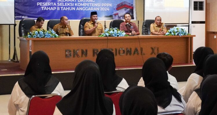 Wakil Bupati Bolsel, Deddy Abdul Hamid memantau langsung pelaksanaan ujian seleksi pegawai pemerintah dengan perjanjian kerja (PPPK) Bolsel, di kantor BKN Manado, Senin (05/05/2025). Foto: Wawan Dentaw/Bolmong.News