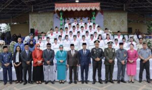 Ketua DPRD Kota Kotamobagu, Adrianus Mokoginta bersama Wali Kota Kotamobagu dr Wenny Gaib dan Wakil Wali Kota Kotamobagu, Rendy V Mangkat, dan unsur Forkopimda saat menghadiri upacara Hari Lahir Pancasila dan Hari Kebangkitan Nasional ke-117 di Alun-alun Boki Hontinimbang, Senin (2/6/2025). Foto: Dok