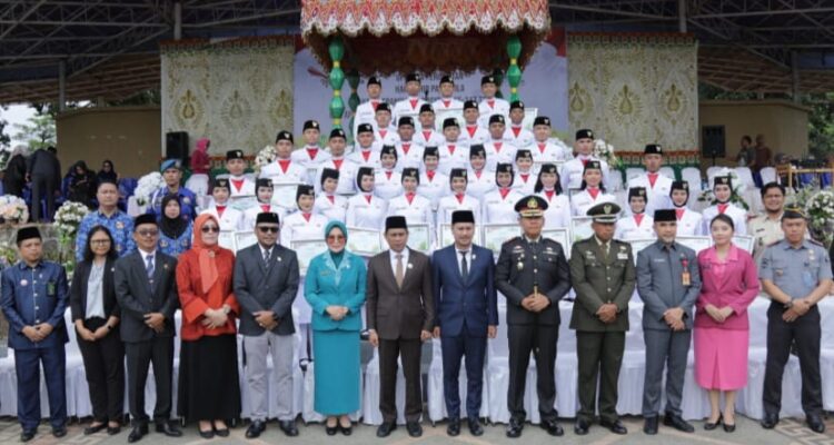 Ketua DPRD Kota Kotamobagu, Adrianus Mokoginta bersama Wali Kota Kotamobagu dr Wenny Gaib dan Wakil Wali Kota Kotamobagu, Rendy V Mangkat, dan unsur Forkopimda saat menghadiri upacara Hari Lahir Pancasila dan Hari Kebangkitan Nasional ke-117 di Alun-alun Boki Hontinimbang, Senin (2/6/2025). Foto: Dok