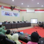 Ketua Perempuan Bangsa Kota Kotamobagu, Asni Labantu saat memberikan sambutan dalam diskusi publik bertajuk Perempuan Berdaya dan Struktur Sosial, di ruang rapat gedung DPRD Kotamobagu, Kamis (12/6/2025). Foto: dok