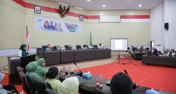 Ketua Perempuan Bangsa Kota Kotamobagu, Asni Labantu saat memberikan sambutan dalam diskusi publik bertajuk Perempuan Berdaya dan Struktur Sosial, di ruang rapat gedung DPRD Kotamobagu, Kamis (12/6/2025). Foto: dok