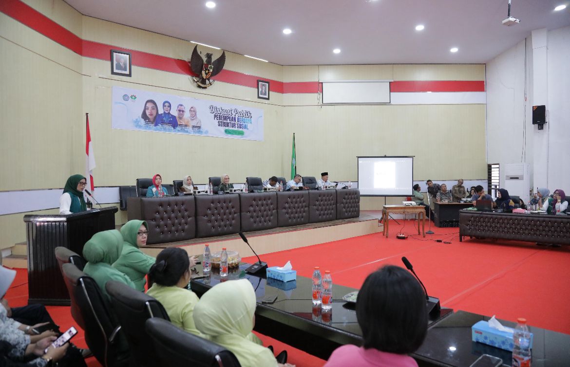 Ketua Perempuan Bangsa Kota Kotamobagu, Asni Labantu saat memberikan sambutan dalam diskusi publik bertajuk Perempuan Berdaya dan Struktur Sosial, di ruang rapat gedung DPRD Kotamobagu, Kamis (12/6/2025). Foto: dok