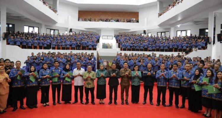 422 P3K Terima SK di Gedung DPRD. Foto: dok/Humas Pemkot Kotamobagu.