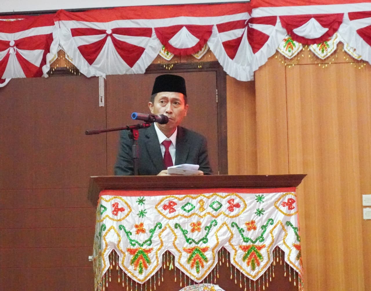 Bupati Bolsel, Iskandar Kamaru saat menghadiri rapat Paripurna DPRD Tahap II KUA dan PPAS Anggaran 2026, Kamis (4/9/2025). Foto: Wawan Dentaw/Bolmong.news